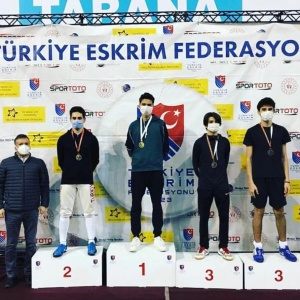 2020-2021 sezonunun U-17 kategorisinde Ankara’da düzenlenen ilk Flöre Açık turnuvasında Atak Eskrim Spor Kulübü sporcumuz Tan Sezer 2. olmuştur.
