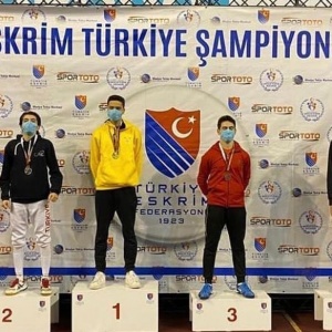 Ankara’da düzenlenen U-17 erkek flöre Türkiye Şampiyonasında kulübümüz sporcusu Tan Sezer Türkiye 3. sü olmuştur.