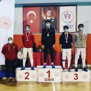 İzmir’de düzenlenen U-17 Erkekler Flöre kategorisinde Atak Eskrim Spor Kulübü sporcumuz Tan Sezer 2. olmuştur.