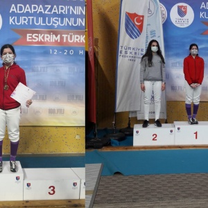 Sakarya’da düzenlenen U14 Kız Flöre Türkiye Şampiyonasında Atak Eskrim Spor Kulübü sporcumuz Ece Gizem Huriel 1. olmuştur.(19.06.2021)