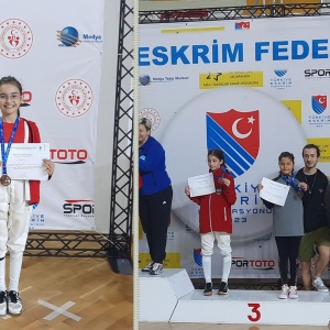 02.07.2022 tarihinde Sivas Türkiye Şamsiyonasında,U10 Flöre Kızlar Kategorisini sporcumuz Toprak Öğün 6. tamamlayarak madalya almaya hak kazandı.